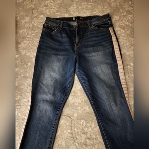 Kut from the kloth high rise Donna ankle skinny jean. Distressed hem.